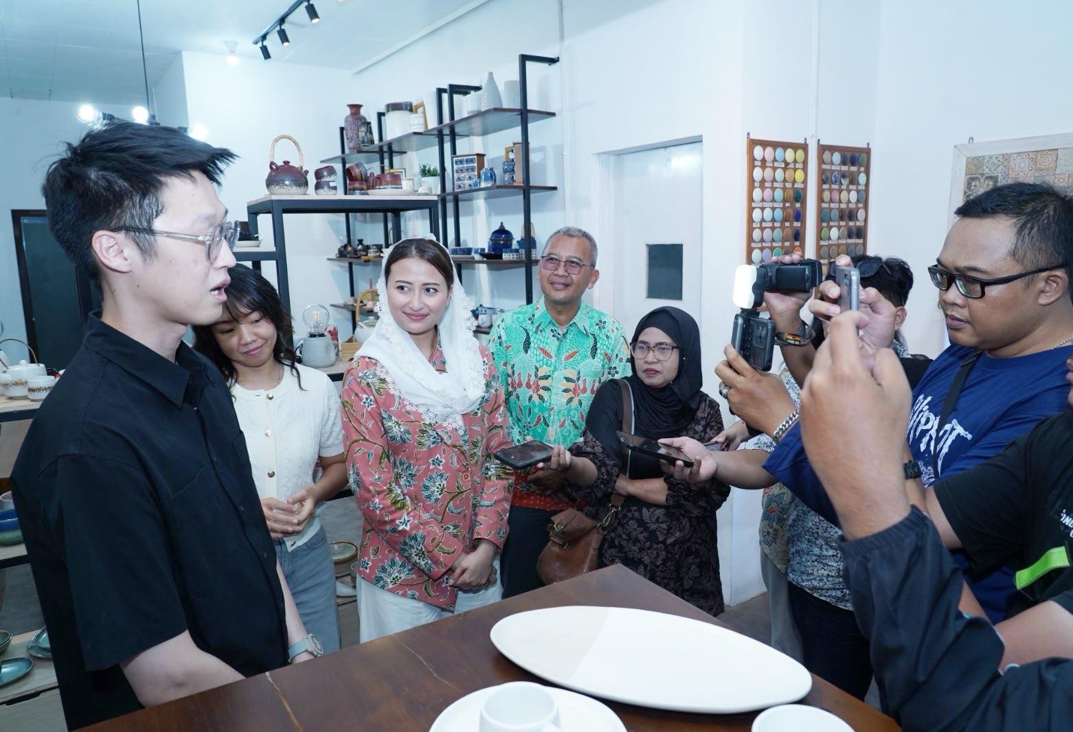 Wamendag Roro Apresiasi Inovasi Lumosh Living, UMKM Keramik Surabaya Tembus Pasar Ekspor