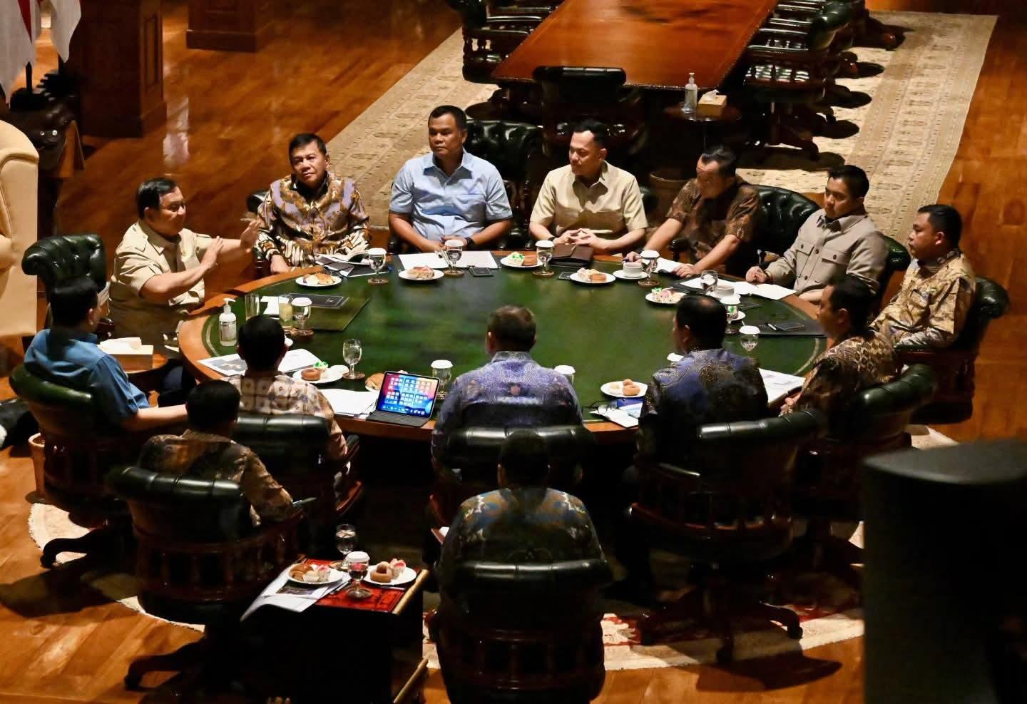 Presiden Prabowo Pimpin Rapat Terbatas di Hambalang, Bahas Percepatan Penanganan Karhutla Kalimantan dan Pemulihan Gempa NTT