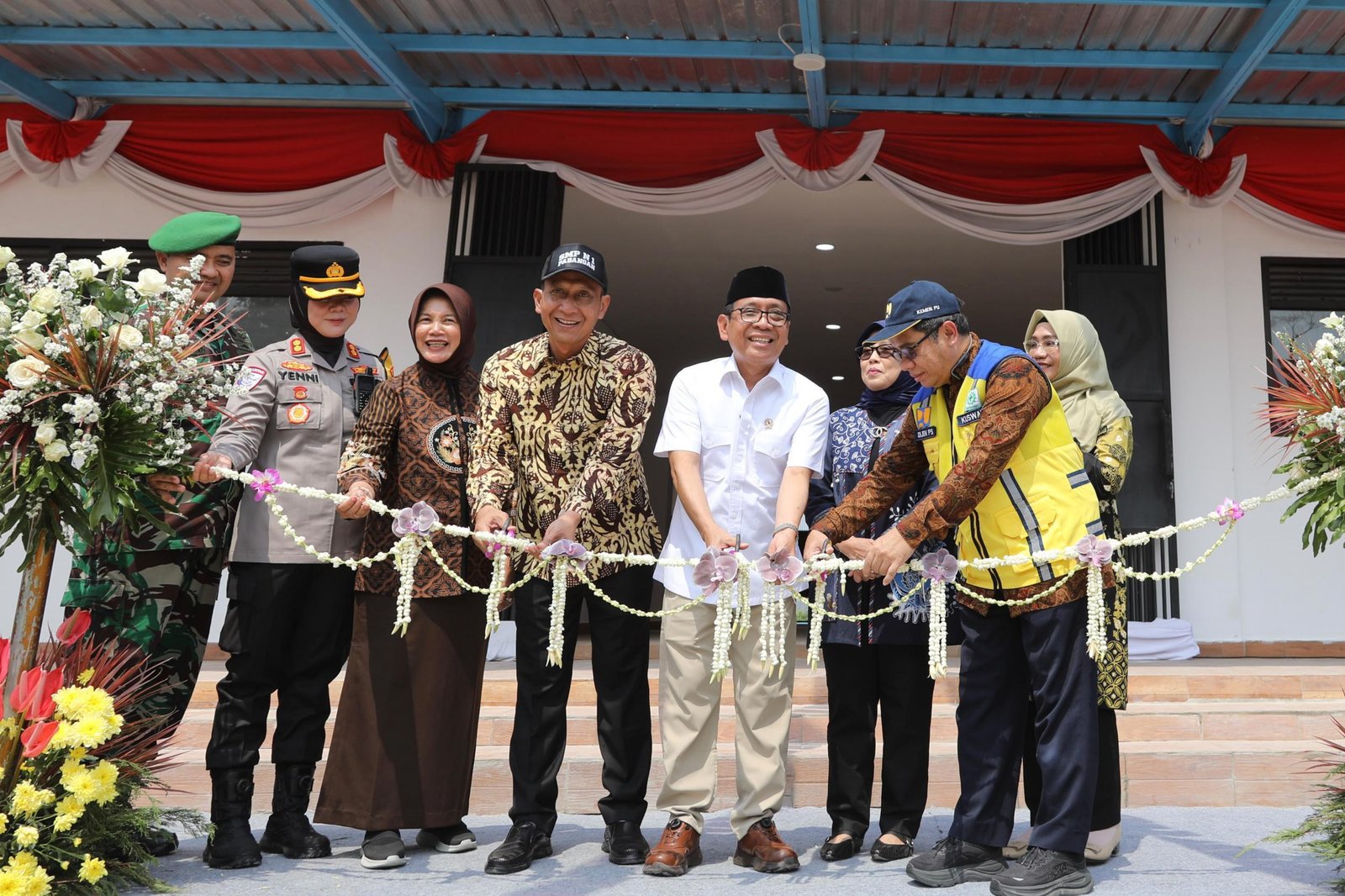 Menko PMK Pratikno Resmikan 30 Ruang Kelas Baru di SMPN 1 Padangan Bojonegoro