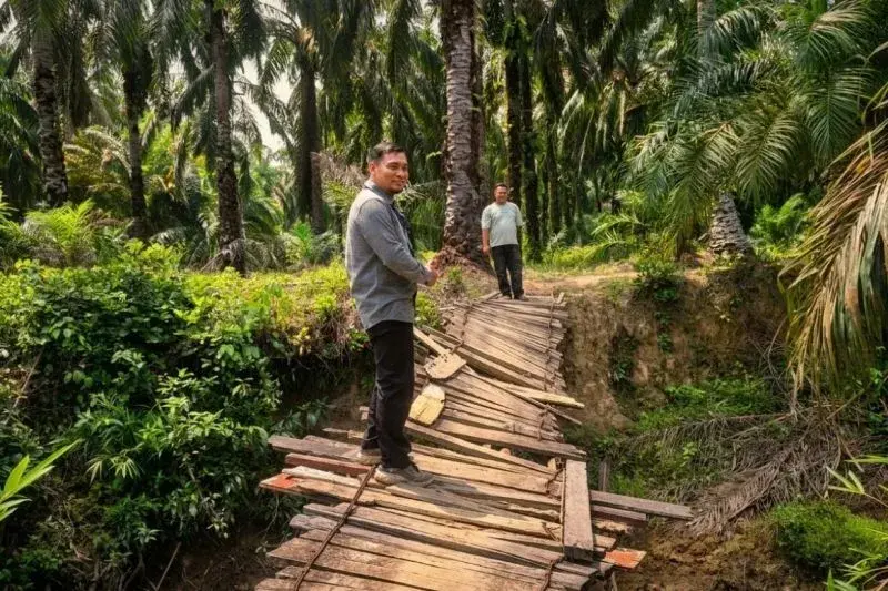 Lewati Jalan Berlumpur dan Minim Sinyal di Rantau Prapat, Kepala Unit BRI Sigambal Jemput Bola Layani UMKM